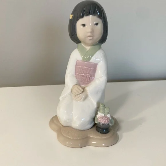 FLASH SALE! Golden Memories (Lladro) figurine. Oriental girl kneeling. Handmade - Picture 1 of 6